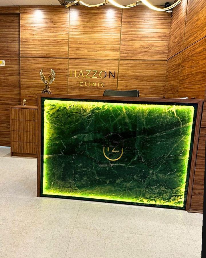 Recepção da Hazzon Clinic, com painel verde iluminado
